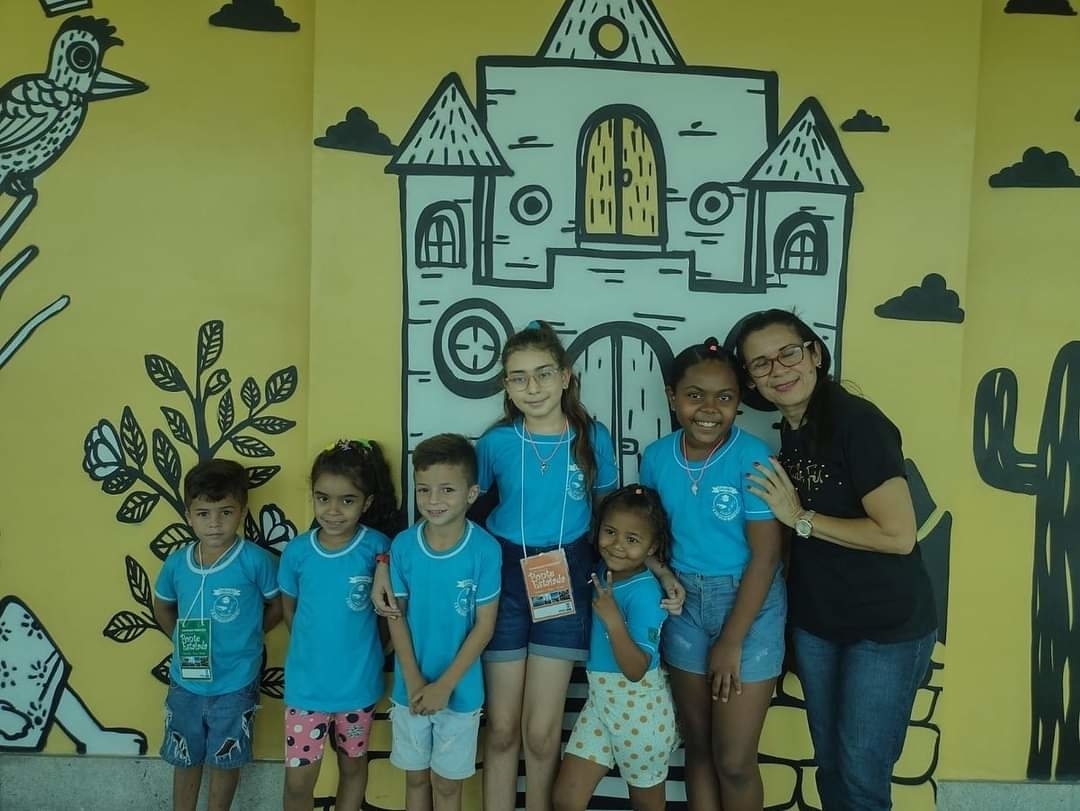 Crianças se divertem aos cuidados dos educadores de Monsenhor Gil 