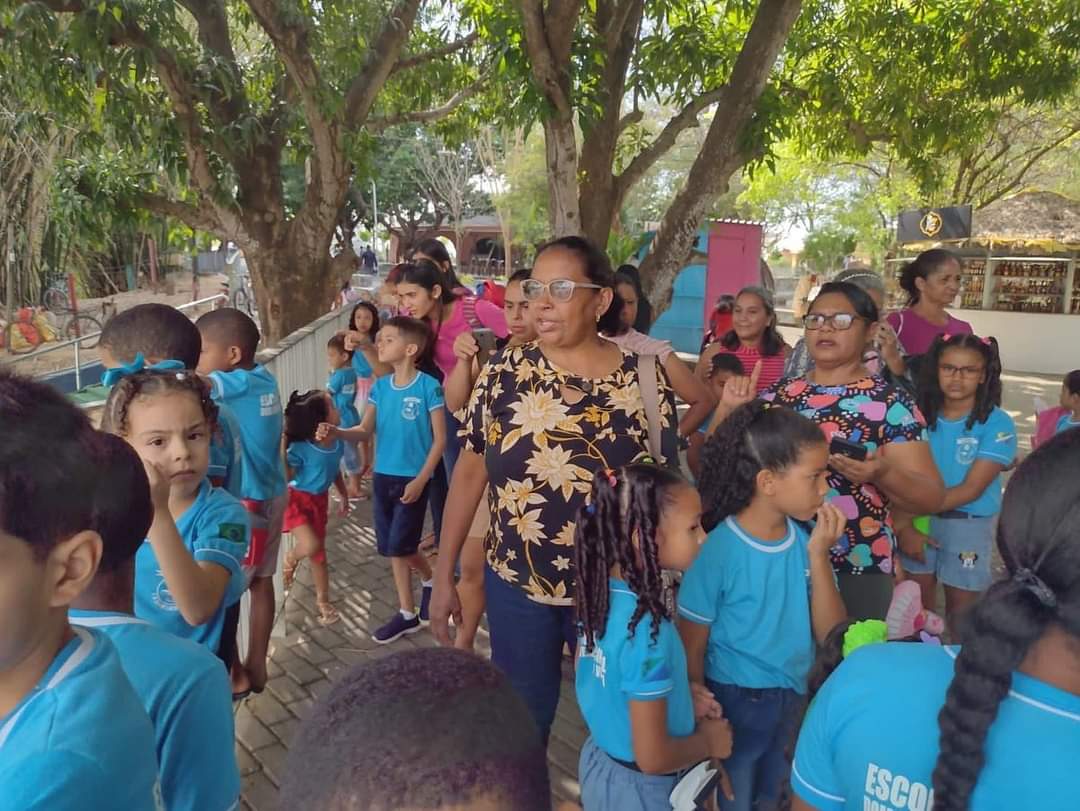 Crianças se divertem aos cuidados dos educadores de Monsenhor Gil  - Imagem 4