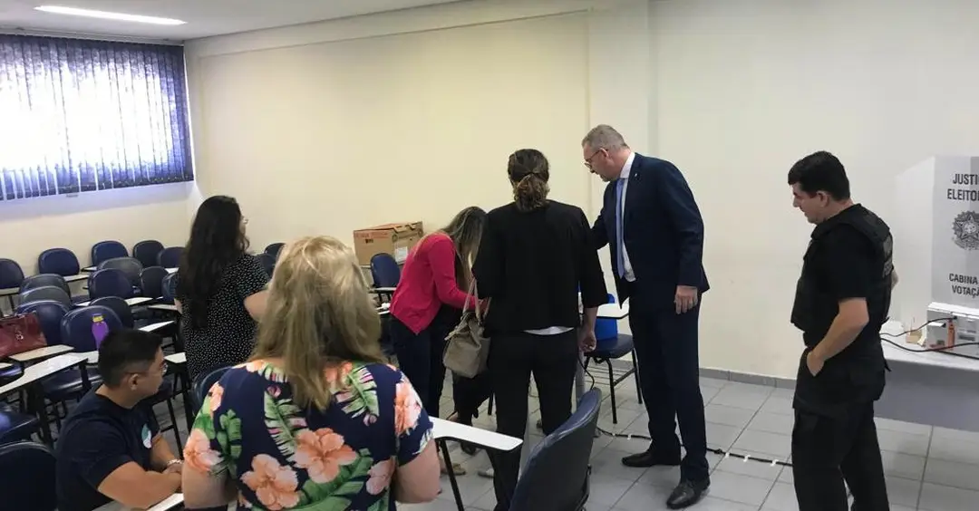 Eleitor é preso por colar as teclas de uma urna eletrônica (Foto: Reprodução)