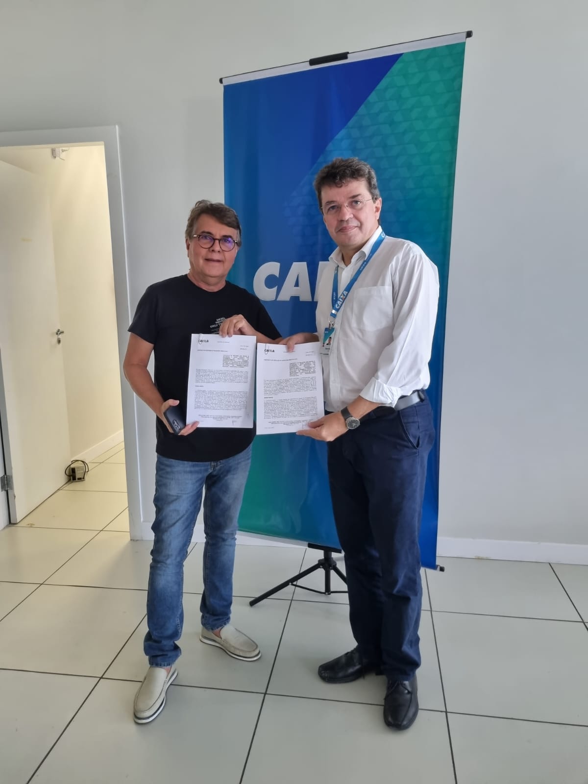 Prefeito João Luiz assina contrato com CEF PI para  obras em Monsenhor Gil  - Imagem 2