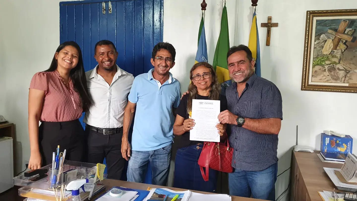 Zé Raimundo entrega primeira certidão de Regularização Fundiária em Oeiras - Imagem 1