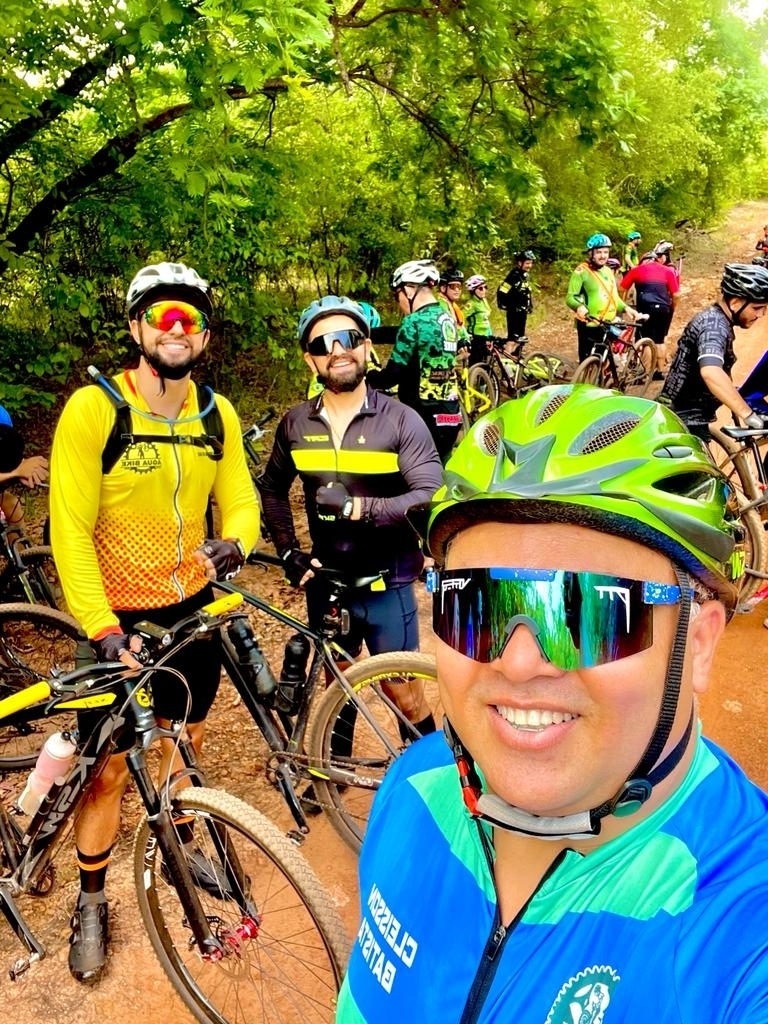 Passeio ciclístico reúne turistas em Monsenhor Gil com parada no Poço Azul 