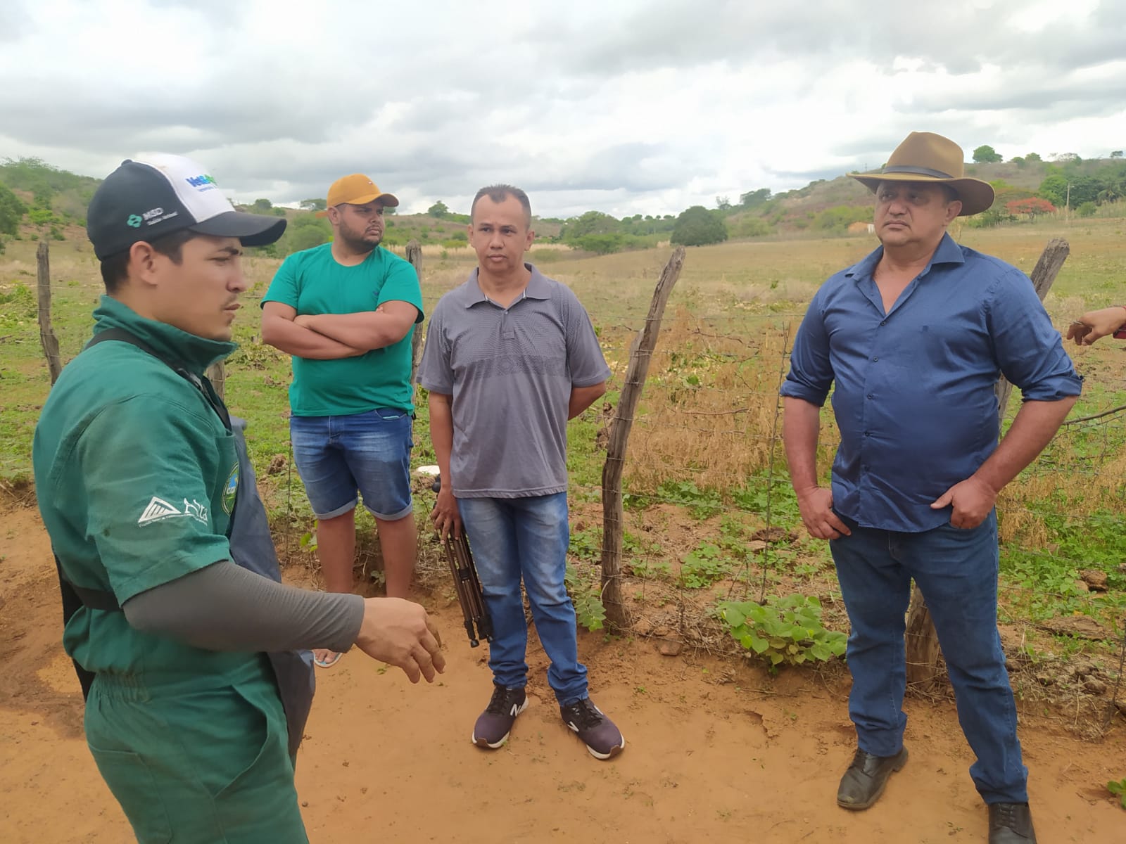 Dr. Joaquim Bezerra Gomes (Médico Veterinário); Isidório Luís (Secretário de Agricultura); Miguel Rodrigues ( Prefeito Municipal )
