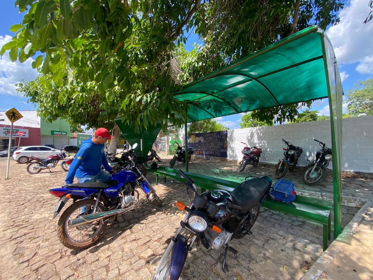 Esperantina agora tem pontos de parada para ônibus e mototáxis - Imagem 2