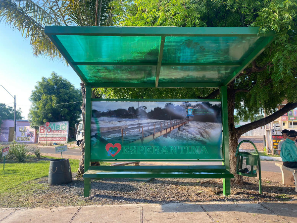 Esperantina agora tem pontos de parada para ônibus e mototáxis