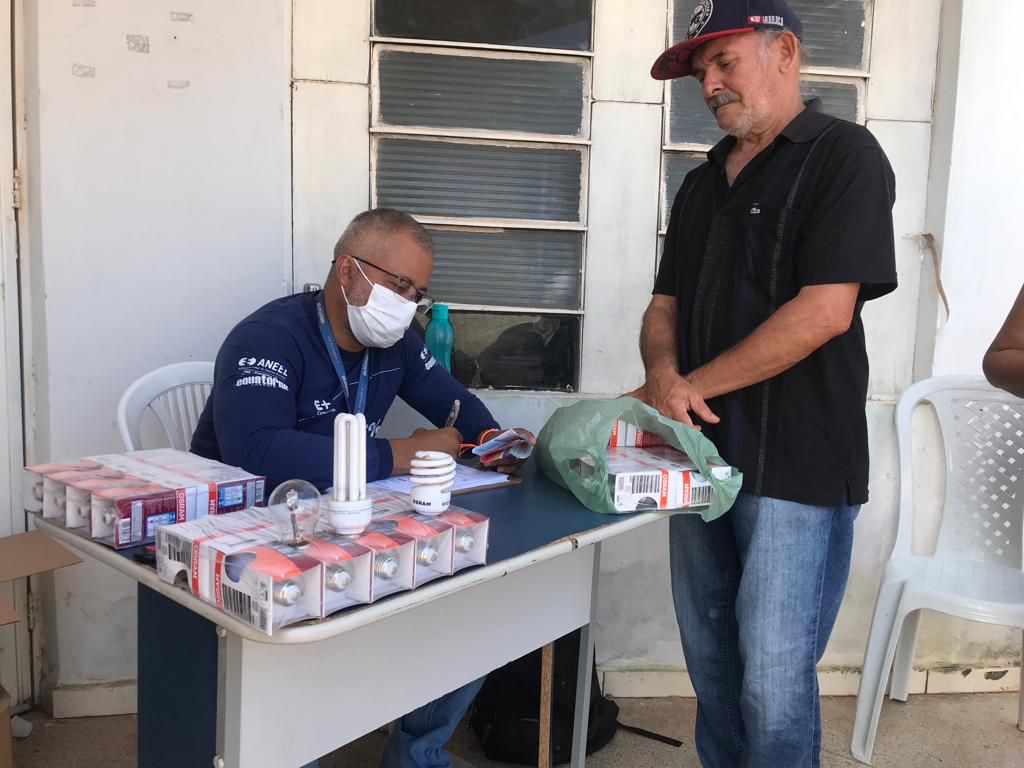 Secretaria de Assistência Social de M.E realiza ação de troca de lâmpadas - Imagem 9