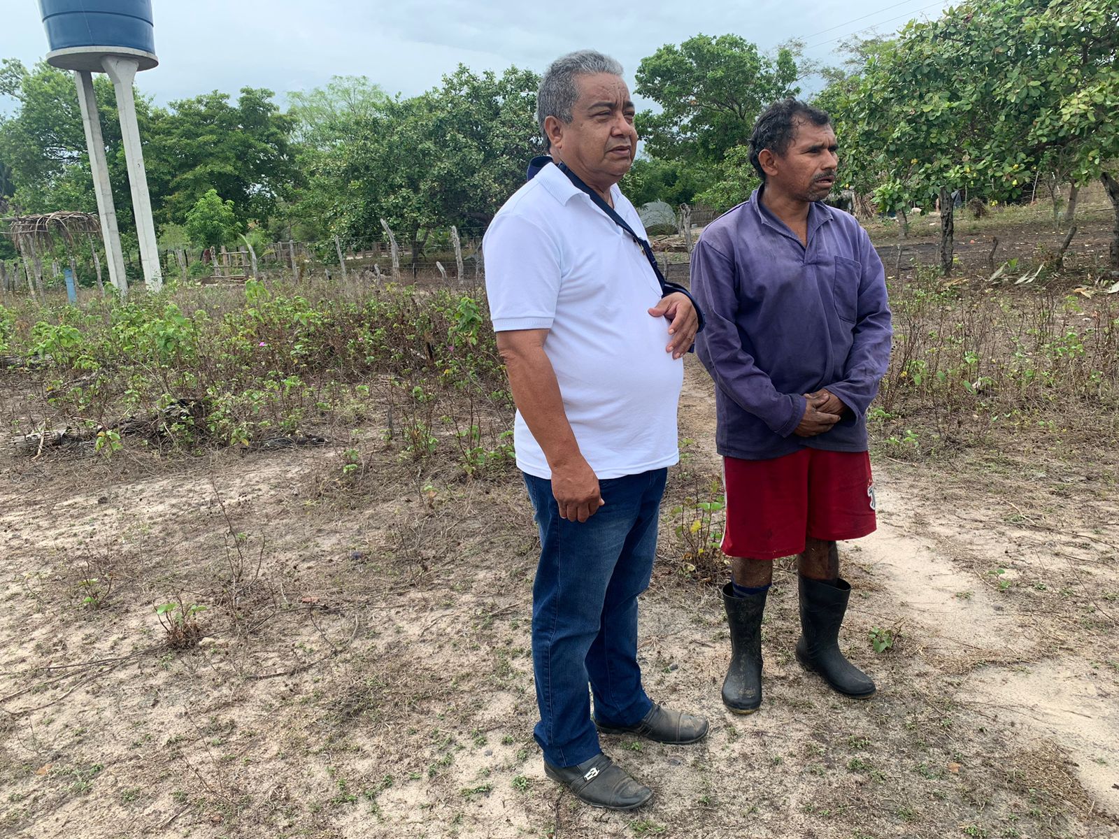 Secretaria de Infraestrutura entrega caixa d'água e encanação  - Imagem 1