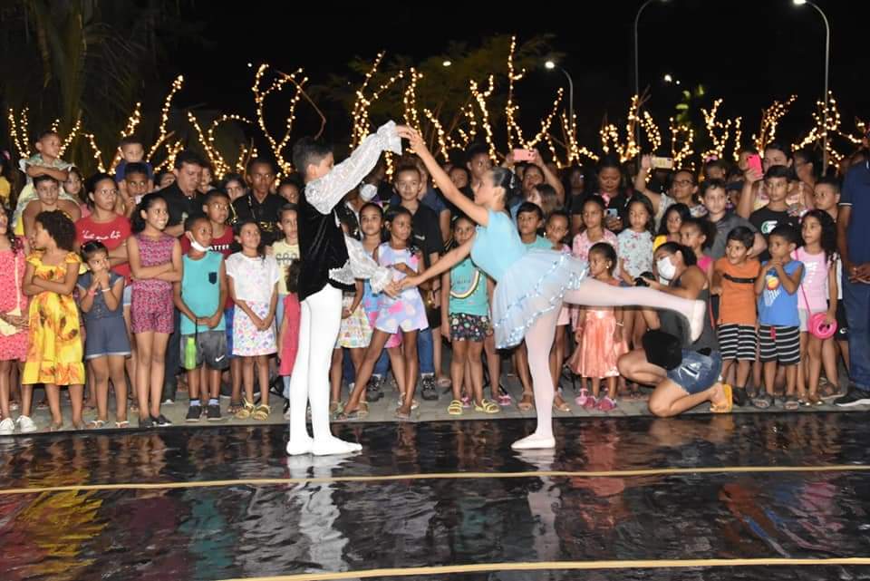 Prefeito João Luiz comanda Natal de luz com chegada do Papai Noel  - Imagem 8