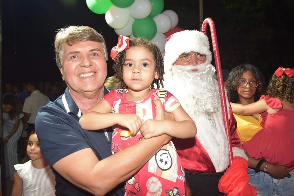 Prefeito João Luiz comanda Natal de luz com chegada do Papai Noel  - Imagem 35