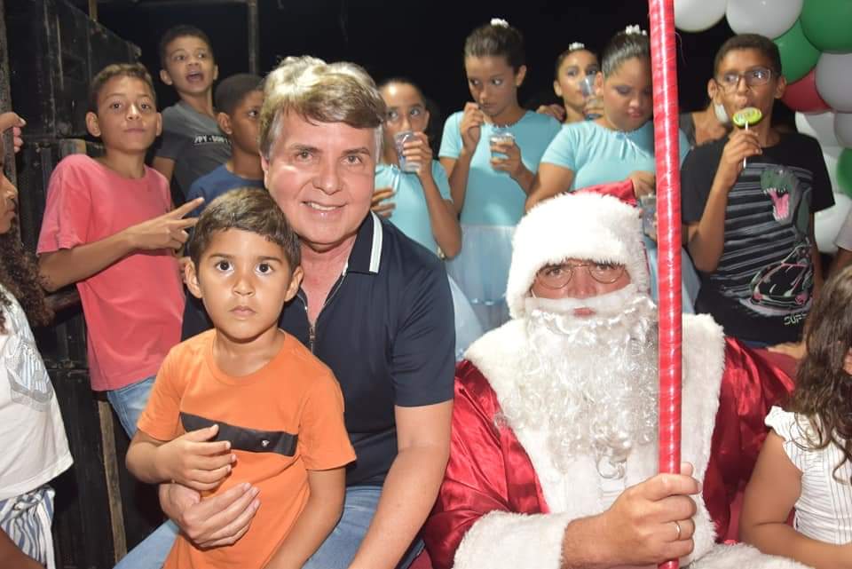 Prefeito João Luiz comanda Natal de luz com chegada do Papai Noel  - Imagem 40