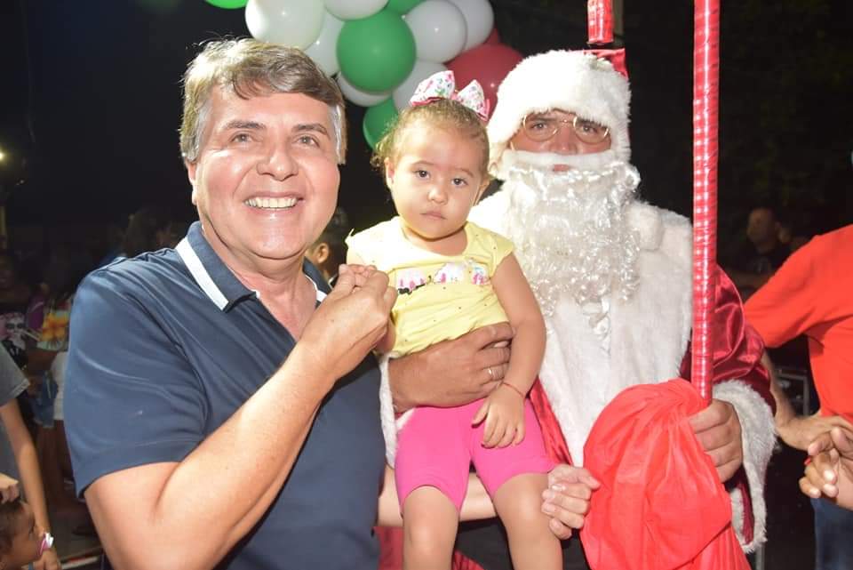 Prefeito João Luiz comanda Natal de luz com chegada do Papai Noel  - Imagem 32