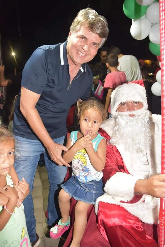 Prefeito João Luiz comanda Natal de luz com chegada do Papai Noel  - Imagem 39