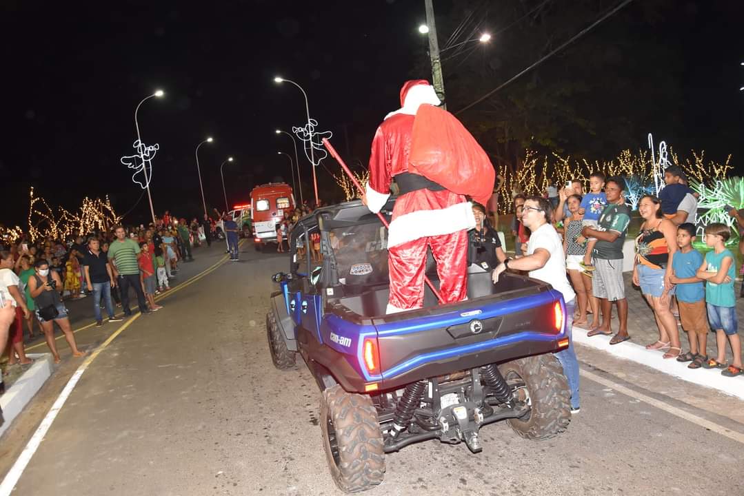 Prefeito João Luiz comanda Natal de luz com chegada do Papai Noel  - Imagem 2