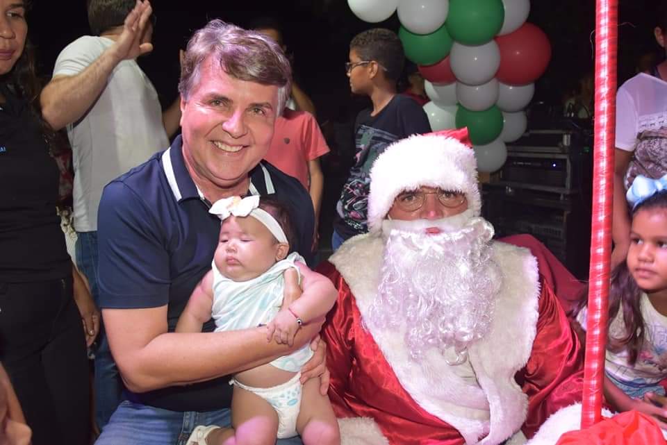 Prefeito João Luiz comanda Natal de luz com chegada do Papai Noel  - Imagem 37
