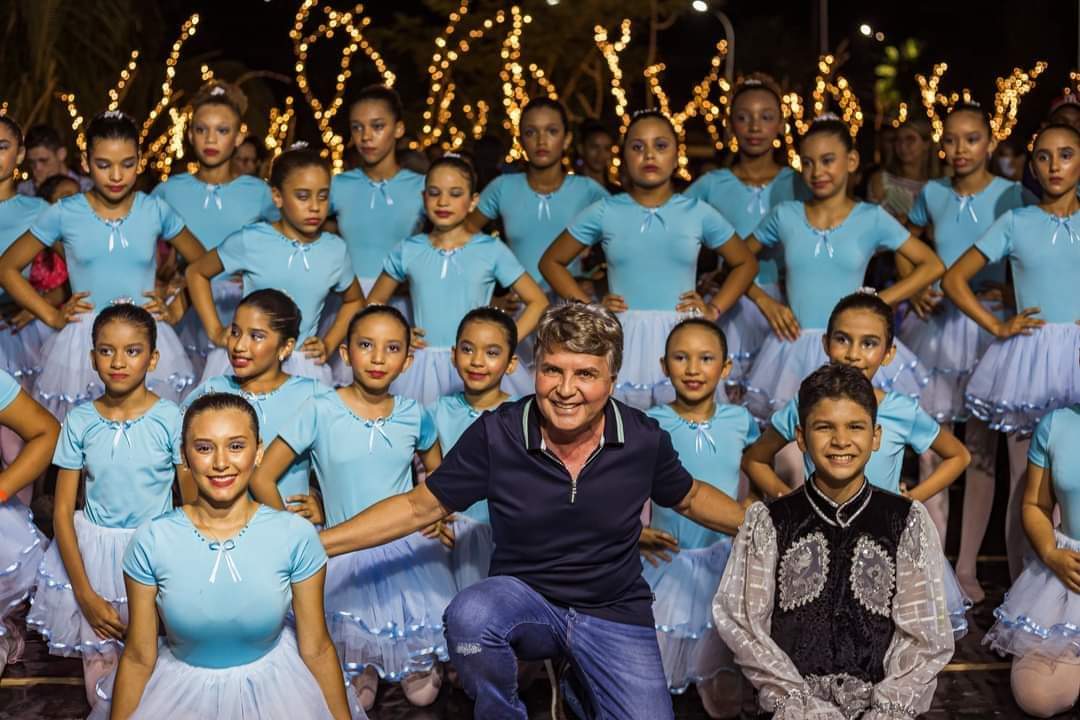 Prefeito João Luiz comanda Natal de luz com chegada do Papai Noel  - Imagem 25