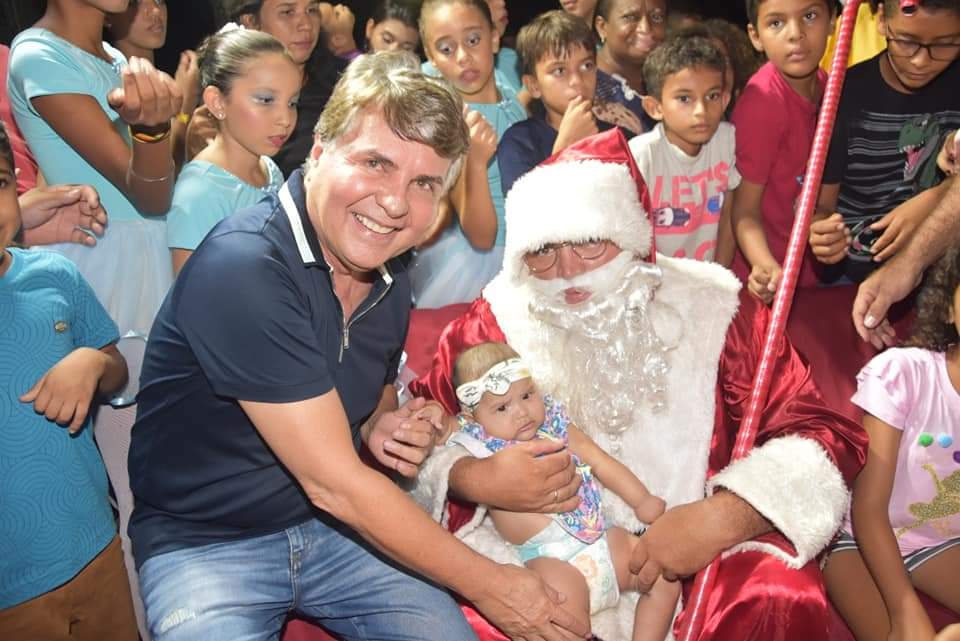 Prefeito João Luiz comanda Natal de luz com chegada do Papai Noel  - Imagem 41
