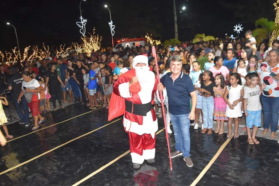 Prefeito João Luiz comanda Natal de luz com chegada do Papai Noel  - Imagem 9