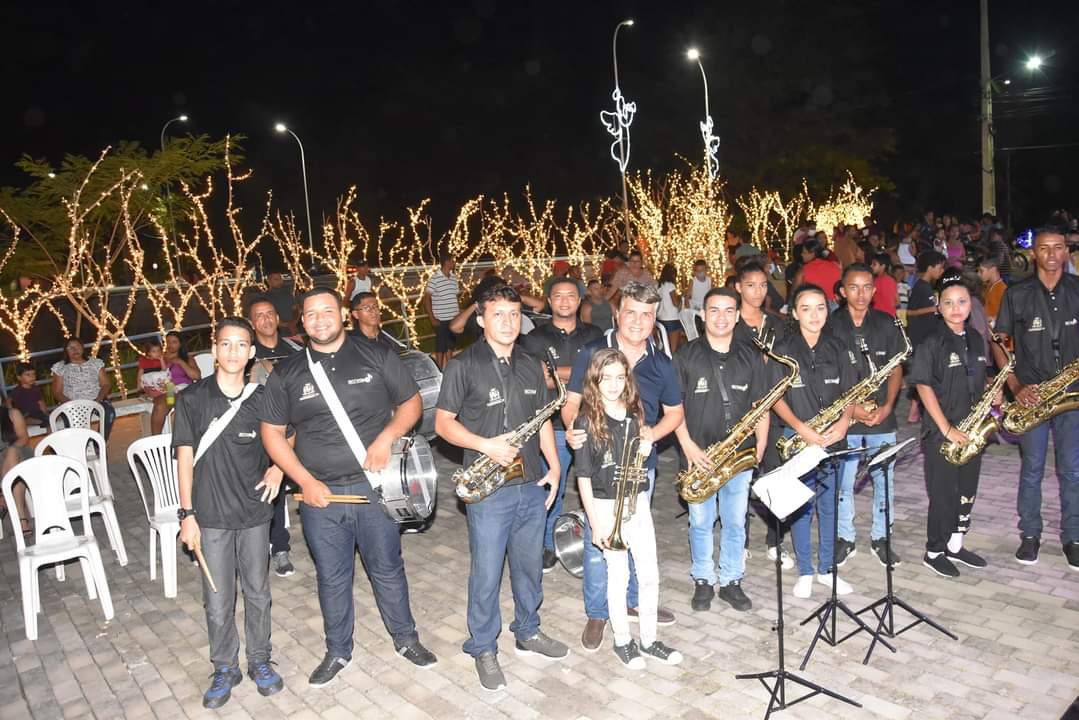 Prefeito João Luiz comanda Natal de luz com chegada do Papai Noel  - Imagem 4
