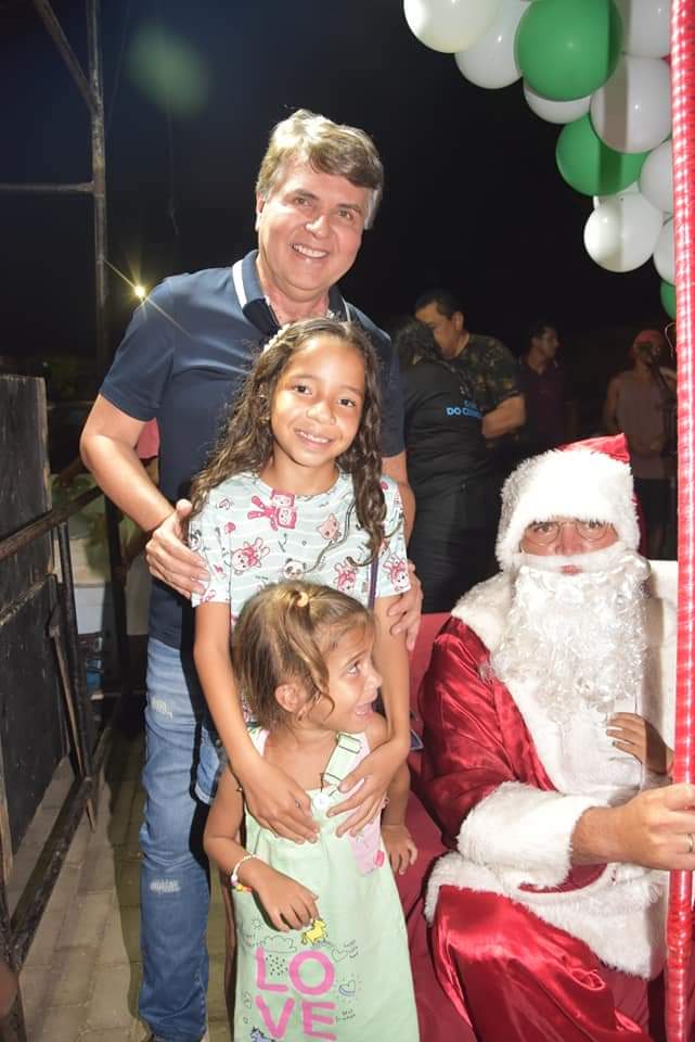 Prefeito João Luiz comanda Natal de luz com chegada do Papai Noel  - Imagem 38