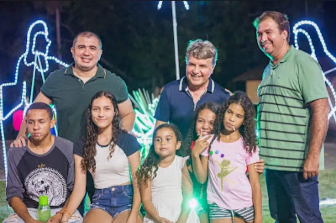Prefeito João Luiz comanda Natal de luz com chegada do Papai Noel  - Imagem 29