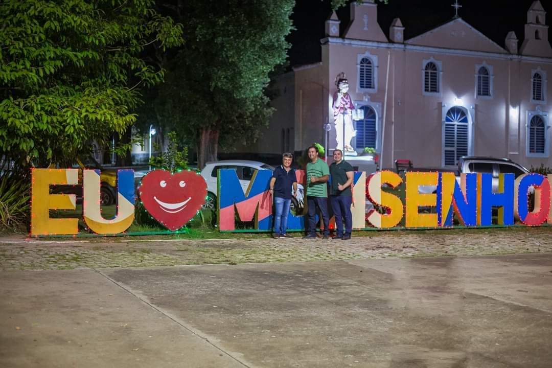 Prefeito João Luiz comanda Natal de luz com chegada do Papai Noel  - Imagem 43