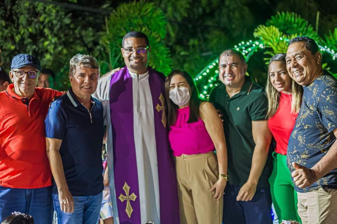 Prefeito João Luiz comanda Natal de luz com chegada do Papai Noel  - Imagem 13