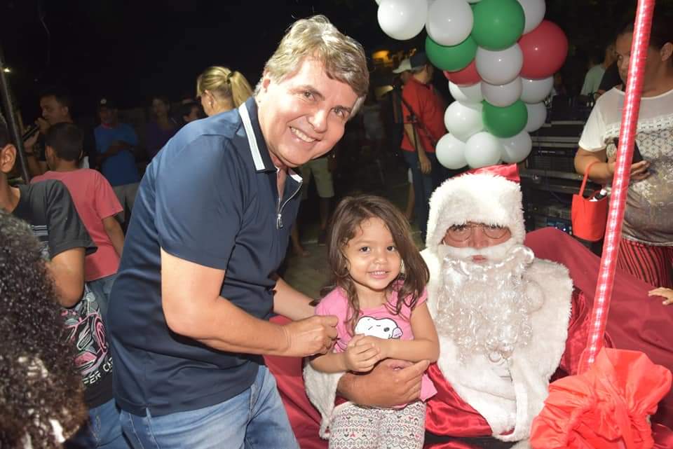 Prefeito João Luiz comanda Natal de luz com chegada do Papai Noel  - Imagem 31