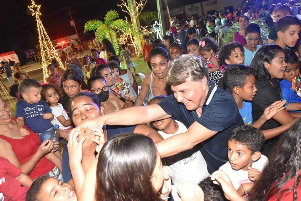 Prefeito João Luiz comanda Natal de luz com chegada do Papai Noel  - Imagem 17