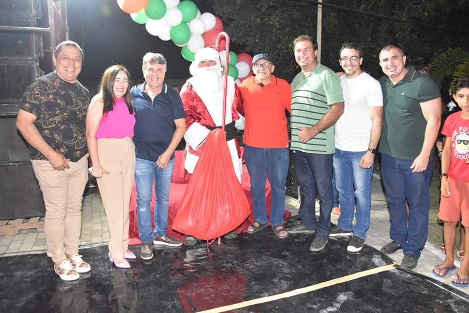 Prefeito João Luiz comanda Natal de luz com chegada do Papai Noel  - Imagem 20