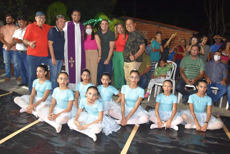 Prefeito João Luiz comanda Natal de luz com chegada do Papai Noel  - Imagem 19