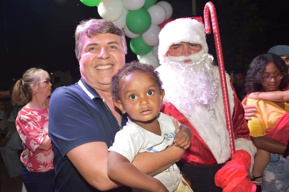 Prefeito João Luiz comanda Natal de luz com chegada do Papai Noel  - Imagem 36
