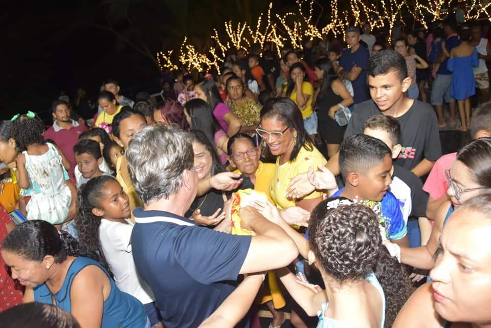 Prefeito João Luiz comanda Natal de luz com chegada do Papai Noel  - Imagem 16