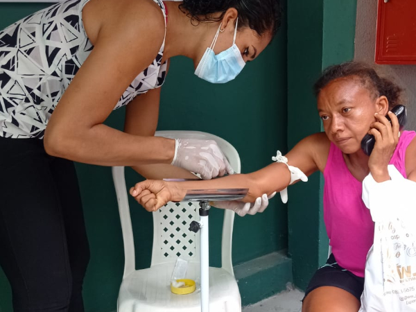 Secretaria de saúde realiza atividade do dezembro vermelho no mercado