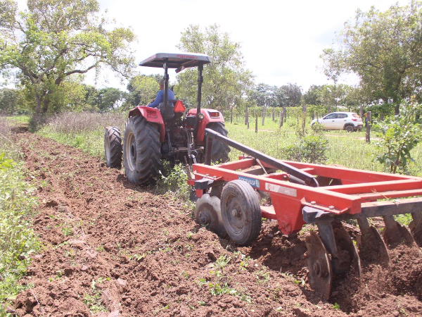 Agricultores recebem aração de terras na zona rural de Uruçuí