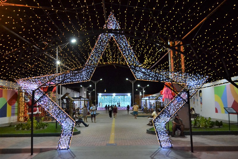 Prefeita Ivanária Sampaio entrega decoração natalina de Esperantina - Imagem 1