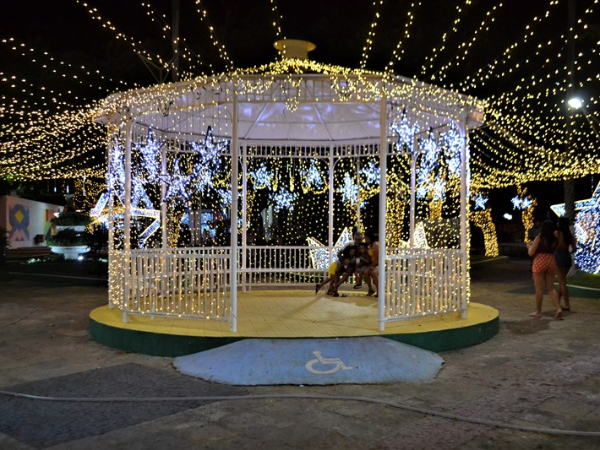 Prefeita Ivanária Sampaio entrega decoração natalina de Esperantina