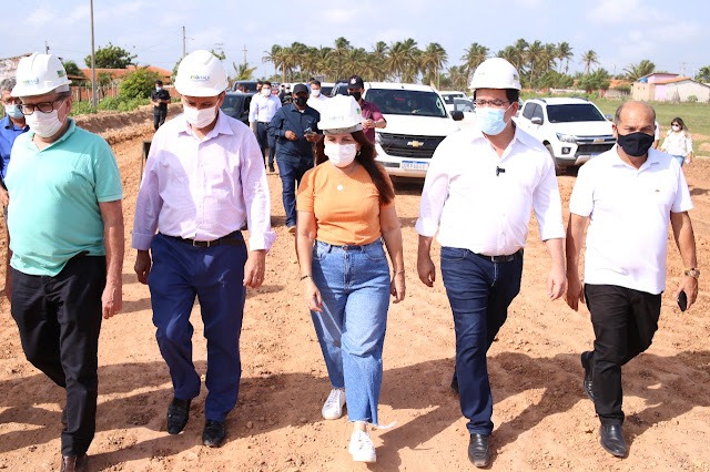 Prefeita e Governador vistoriam obras do Pró-Piaui em Luis Correia - Imagem 2