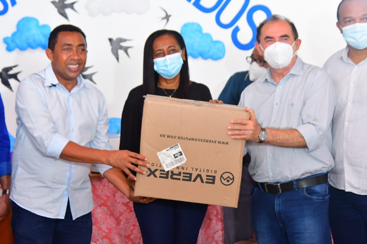 Joel entrega equipamentos e reforma da Escola Municipal Antônio Guilherme