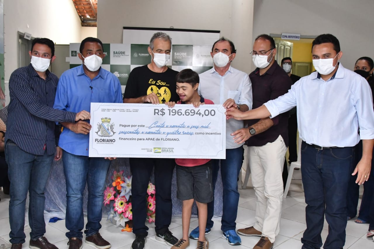 Prefeito Joel assina repasse de 196 mil reais à APAE de Floriano