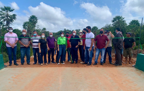 Prefeita Ivanária Sampaio entrega ponte na localidade Capitão de Campos