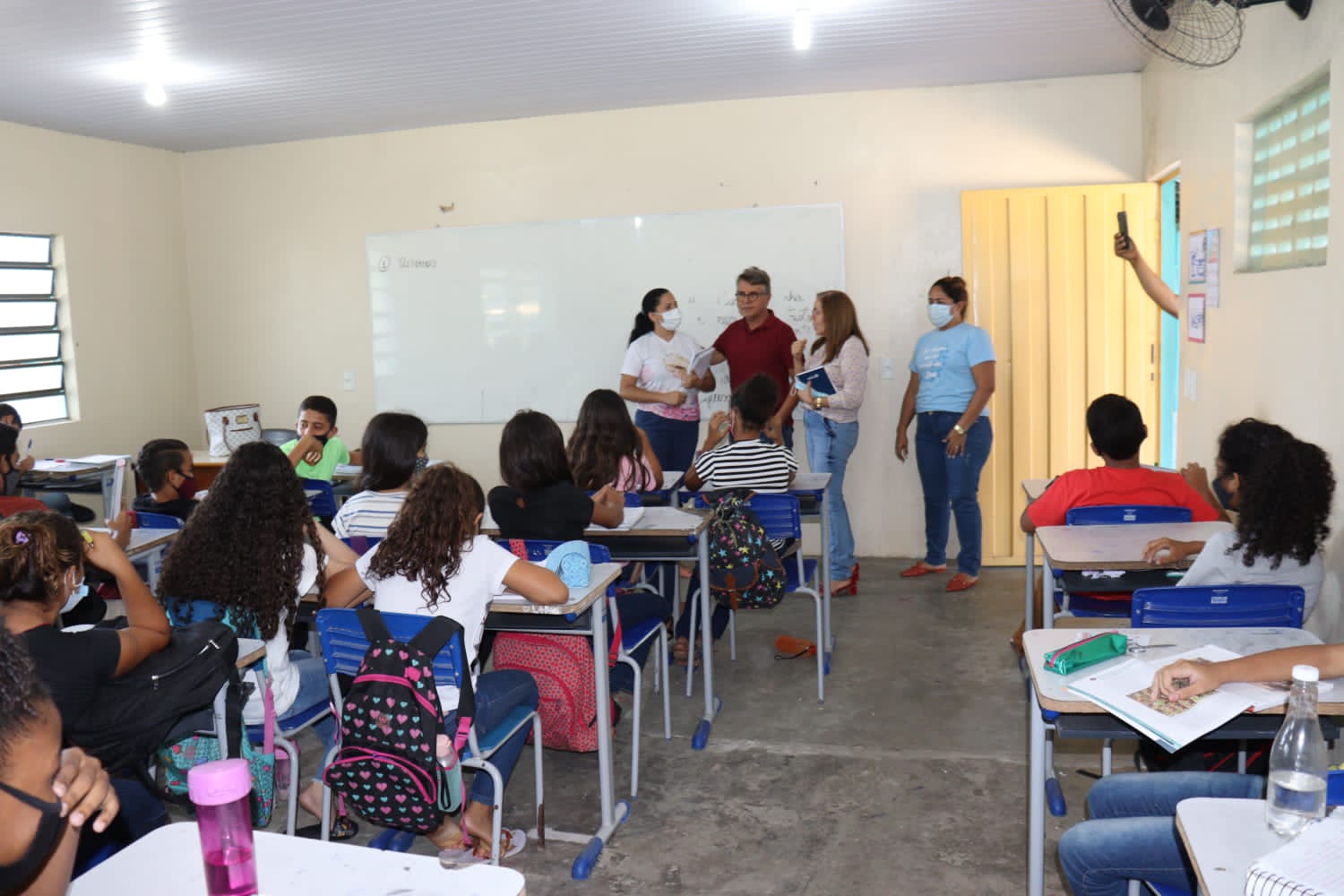 Prefeito João Luiz faz entrega de equipamentos para Escolas  - Imagem 10