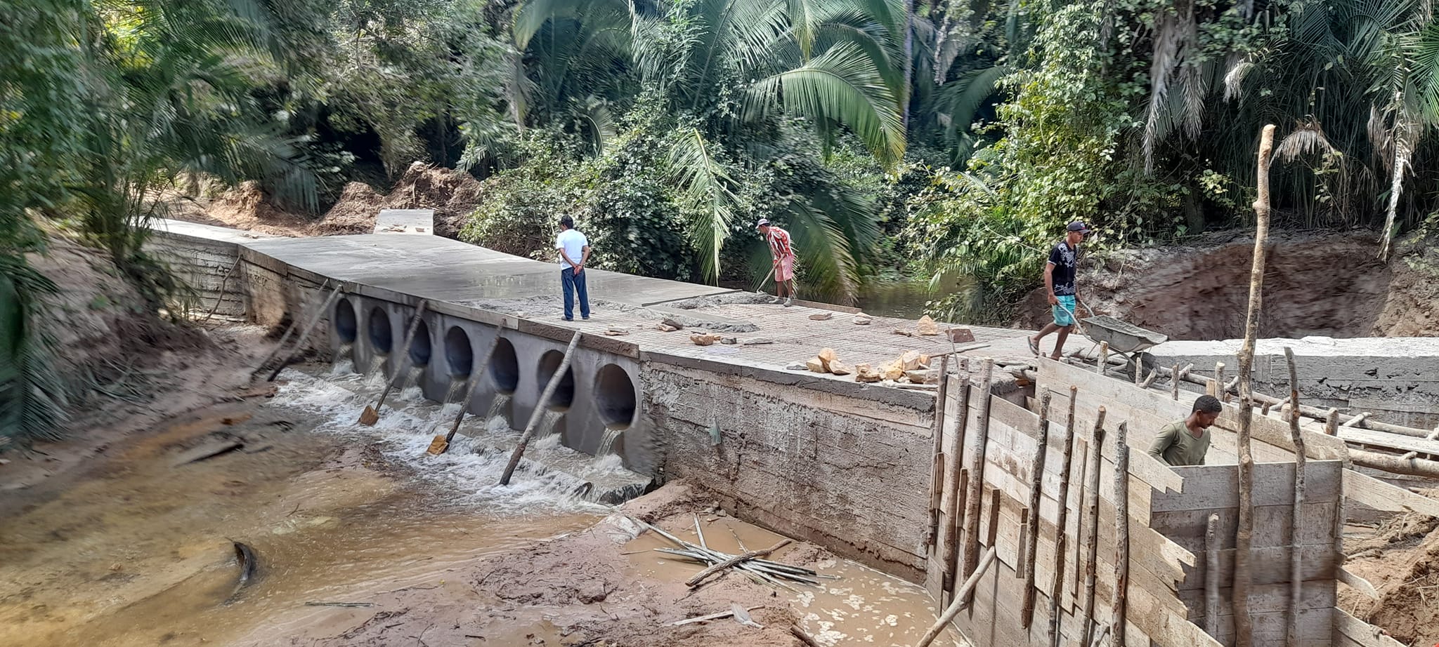 PREFEITO MARCELINO ALMEIDA VISITA OBRA DA PONTE SOBRE O RIO SOBRADINHO - Imagem 3
