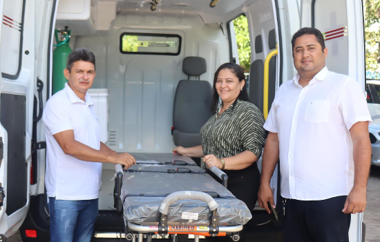 Prefeita de Manoel Emídio recebe nova ambulância.