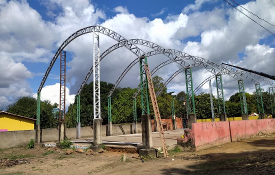 Prefeita Kelly concluindo Obra da Quadra na Comunidade Sol Nascente