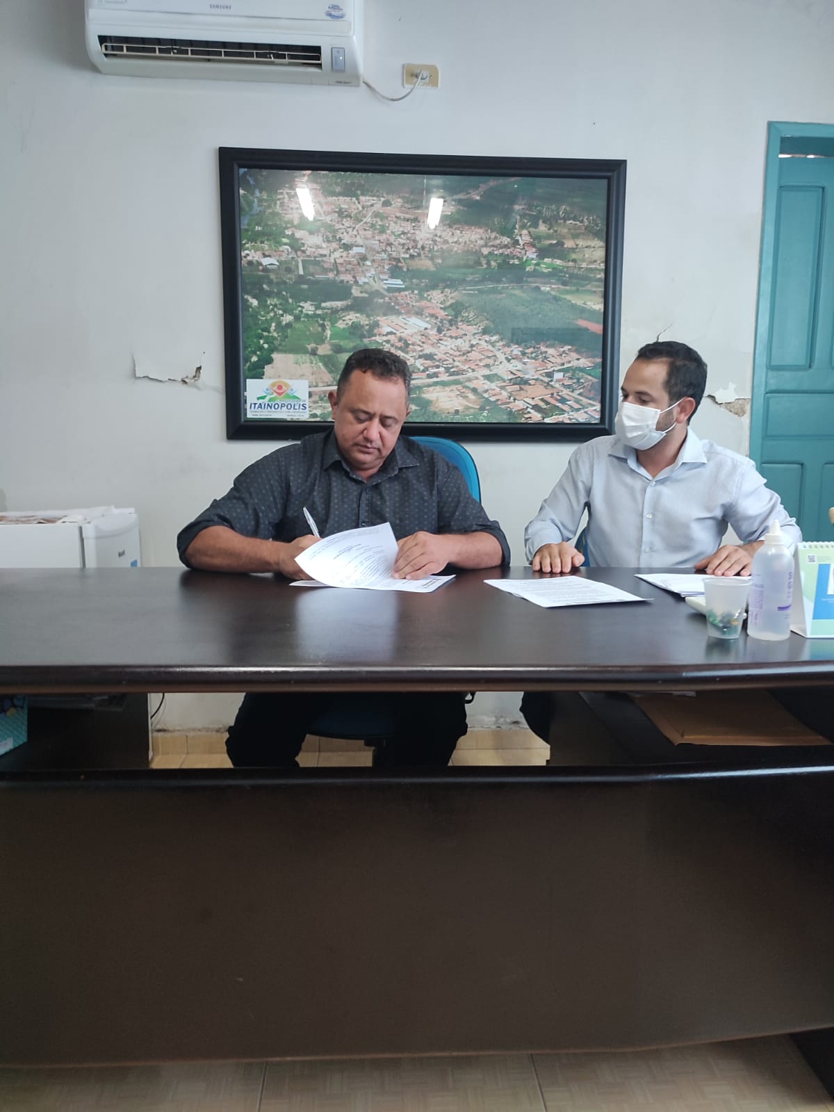 Miguel Rodrigues (Prefeito de Itainópolis) e Dr. Roberto Leal (Assessor Jurídico) 