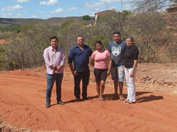 Prefeito Miguel Rodrigues visita localidade Paulista e acompanha obra