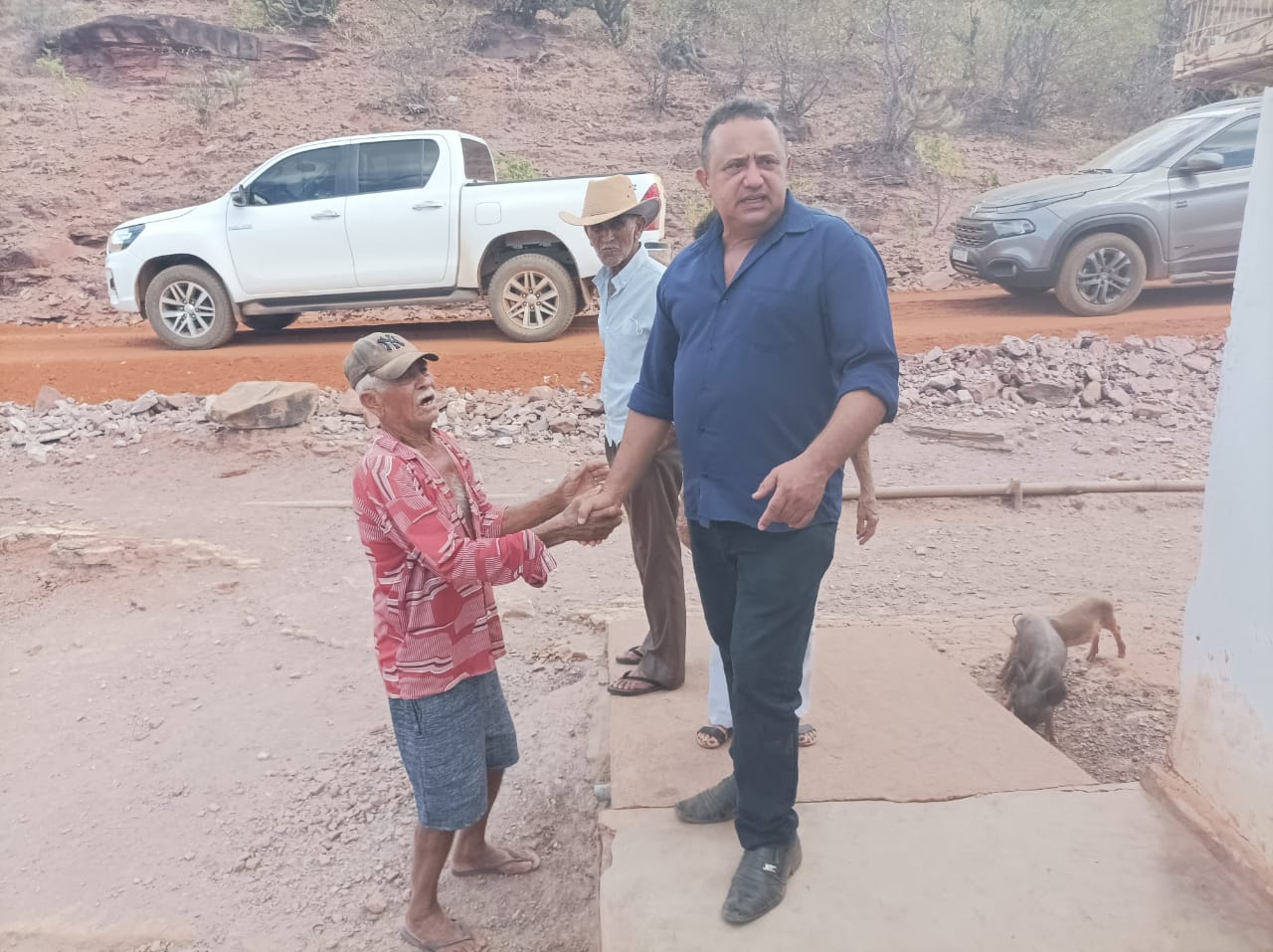Prefeito Miguel Rodrigues visita localidade Paulista e acompanha obra - Imagem 7