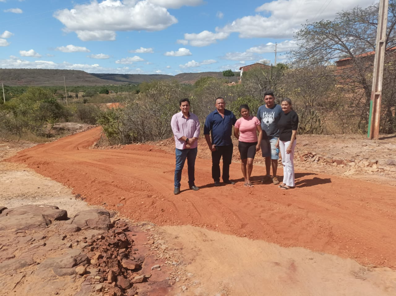 Prefeito Miguel Rodrigues visita localidade Paulista e acompanha obra - Imagem 1