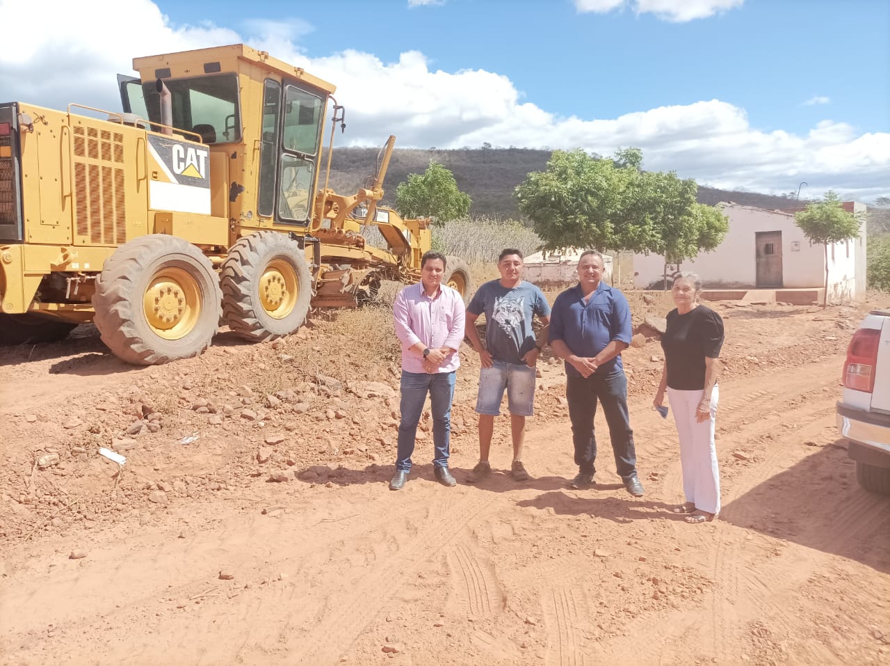Prefeito Miguel Rodrigues visita localidade Paulista e acompanha obra - Imagem 3