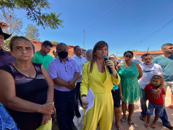 Prefeita Ivanária Sampaio inaugura mais de 5 mil metros de calçamentos